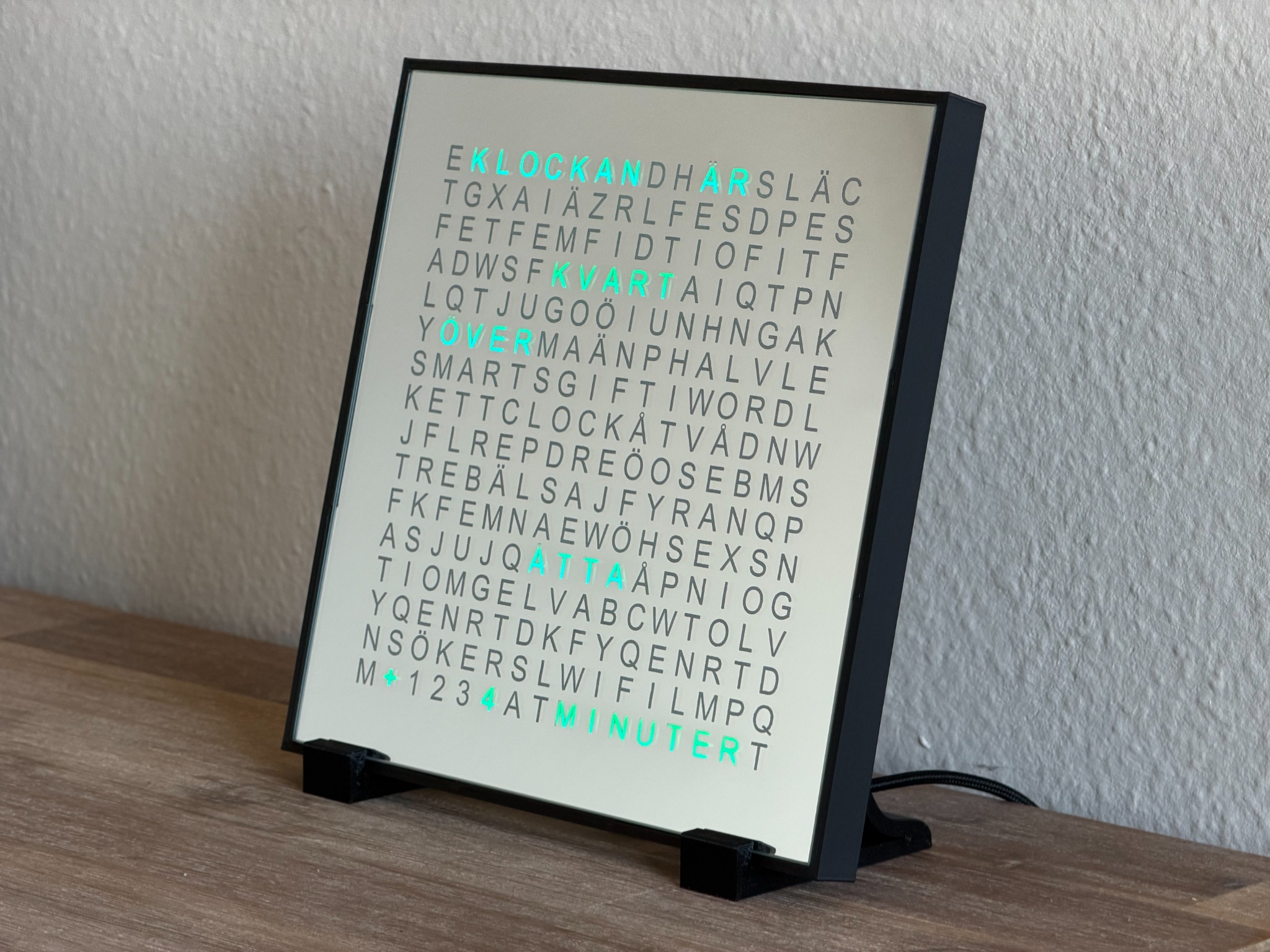 Smart-Gift WordClock Black Edition – schwarze Wortuhr mit Spiegelglasfront