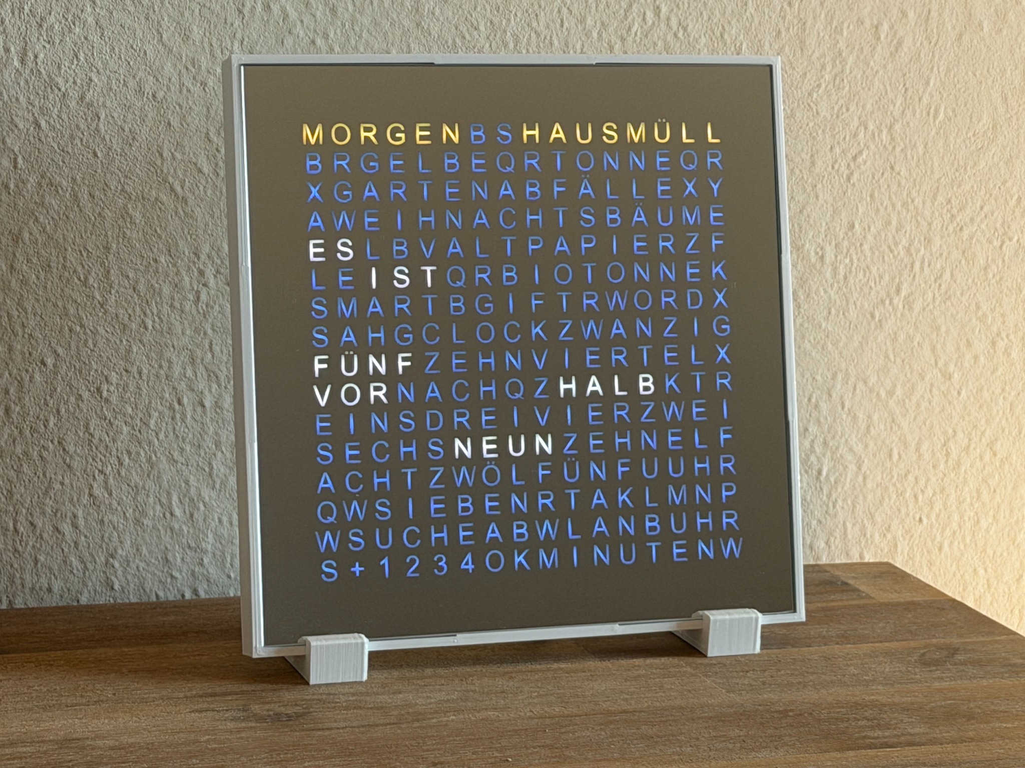 SmartGift WordClock White Edition mit weißem Rahmen und weißen Standfüßen