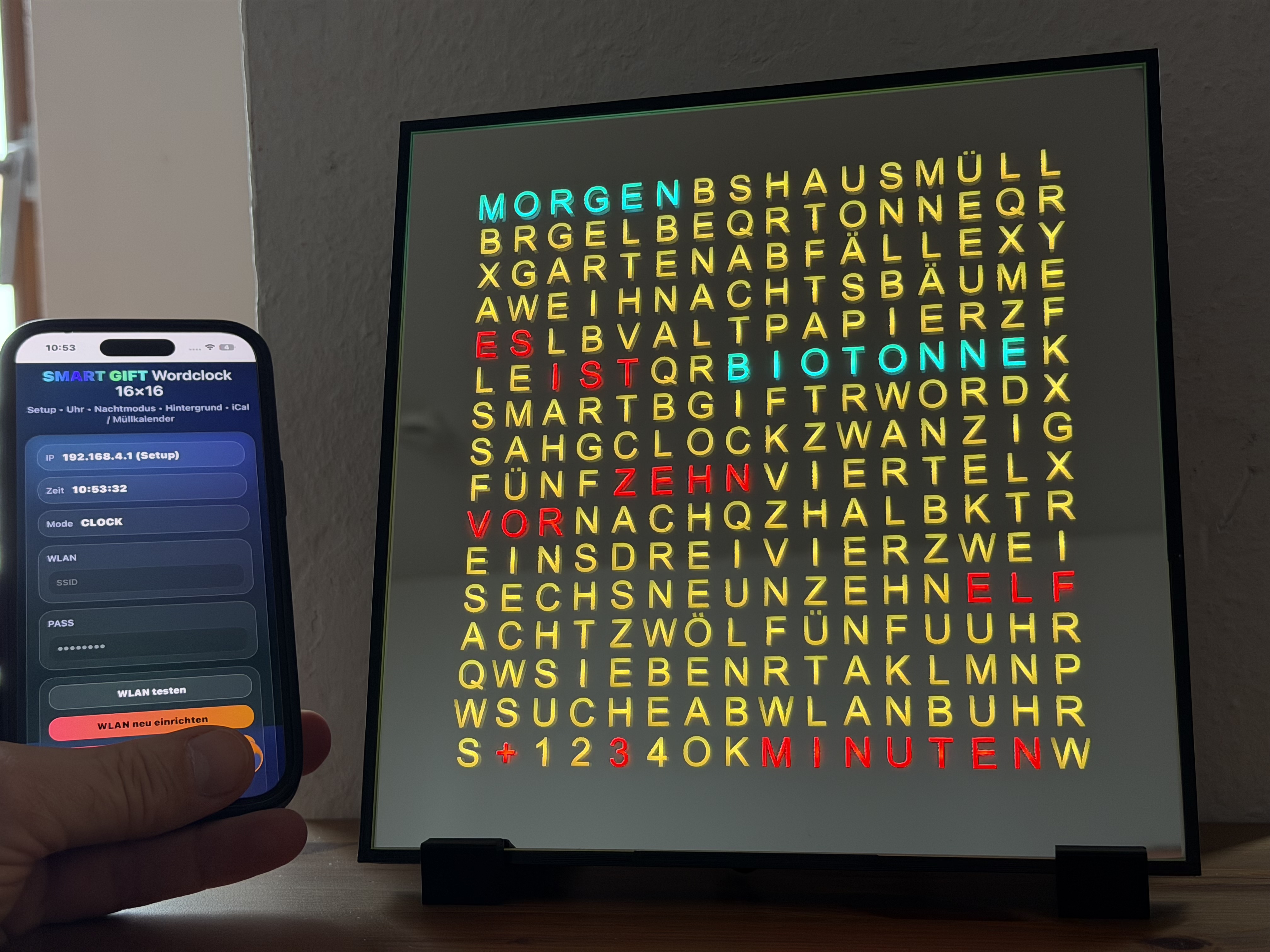 WordClock mit Smartphone-Steuerung in Blau