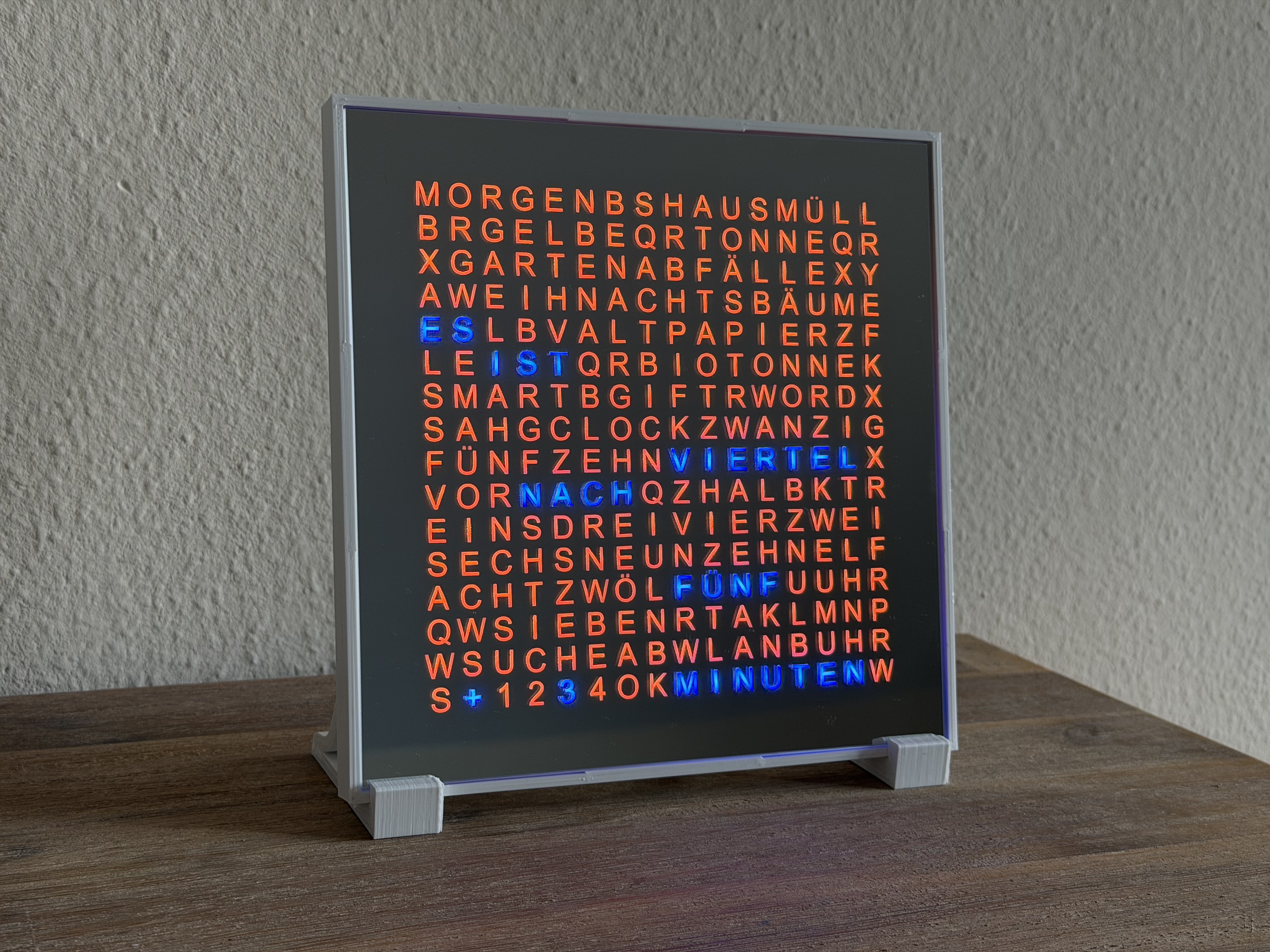 WordClock mit farbstarker blauer Darstellung