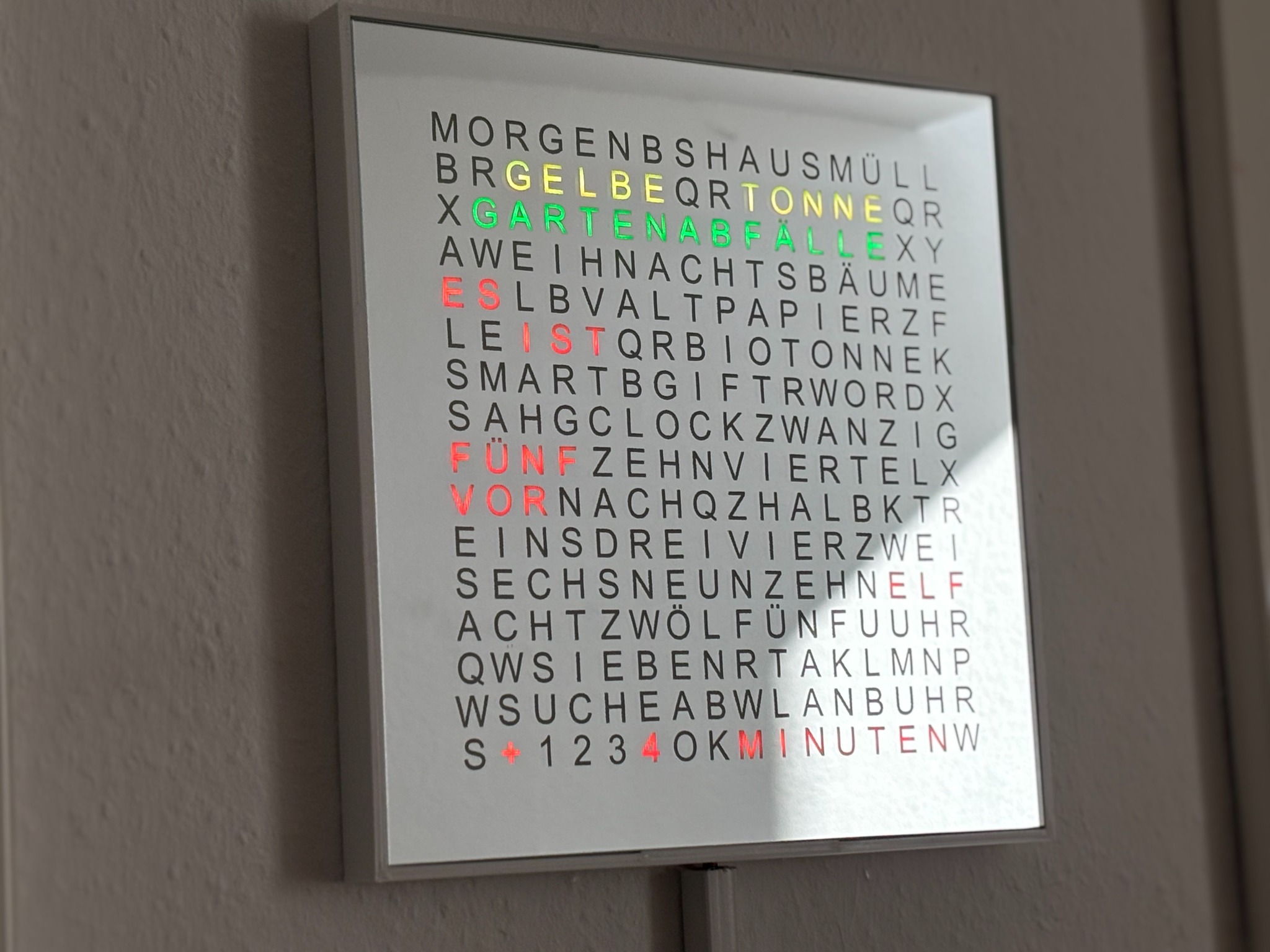 Smart-Gift WordClock als Wandlösung